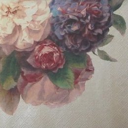4239.Большой букет на бежевом
